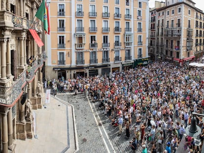 Tomatito (izquierda), durante su actuación desde el balcón del Ayuntamiento de Pamplona, en el festival Flamenco on Fire. Imagen concedida por el propio certamen