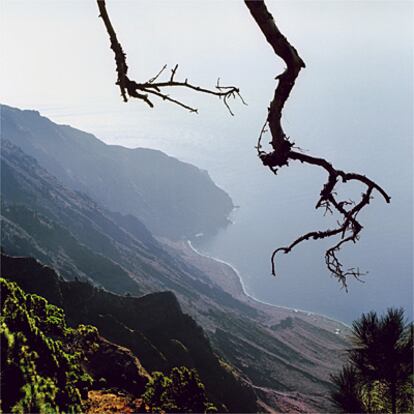El Hierro, la más pequeña de las Canarias, oscura y volcánica, se precipita en imponentes acantilados hacia el Atlántico, como éste, en Las Playas.