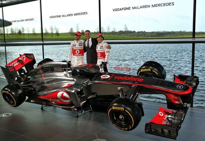 Button, Sergio Pérez y Martin Whitmarsh posan junto al nurvo monoplaza.