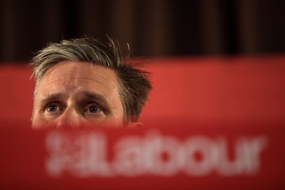 Keir Starmer fue nombrado por el Partido Laborista Secretario de Estado en la Sombra para el Brexit, siendo el interlocutor con el Gobierno británico sobre esta materia. En la imagen, comparece para explicar las líneas maestras de su partido en este asunto en abril de 2017. 