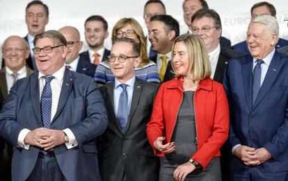 La jefa de la diplomacia europea, Federica Mogherini, con los titulares de exteriores de la UE.