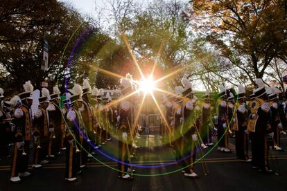 Una banda de música que participa en el desfile de Acción de Gracias en Nueva York. 