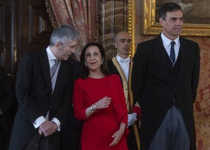 De izquierda a derecha, Fernando Grande Marlaska, ministro del Interior; Margarita Robles, ministra de Defensa, y Pedro Sánchez, presidente del Gobierno, en el Palacio Real durante la ceremonia.