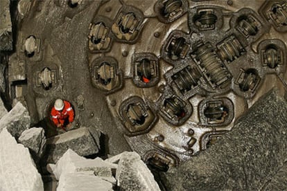 Un operario sale de la gigantesca tuneladora momentos después de que se unieran los dos tramos horadados del túnel de Guadarrama.