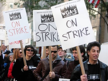 Miembros del Sindicato de Guionistas de Hollywood se manifiestan en Nueva York, durante la &uacute;ltima huelga de este colectivo, en 2007.