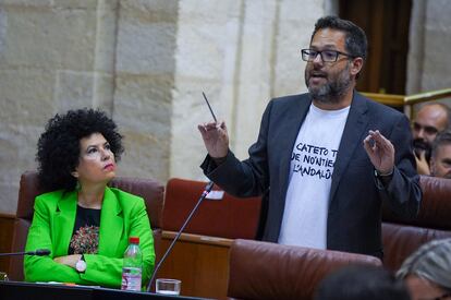 Los diputados del grupo mixto-Adelante Andalucía en el Parlamento andaluz, José Ignacio García y Maribel Mora, presidenta del grupo, este jueves en Sevilla.