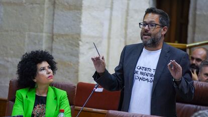 Los diputados del grupo mixto-Adelante Andalucía en el Parlamento andaluz, José Ignacio García y Maribel Mora, presidenta del grupo, este jueves en Sevilla.