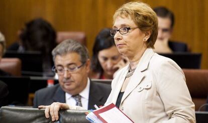 Carmen Martínez Aguayo y Juan Ignacio Zoido, en el Parlamento de Andalucía durante el pleno de este viernes.
