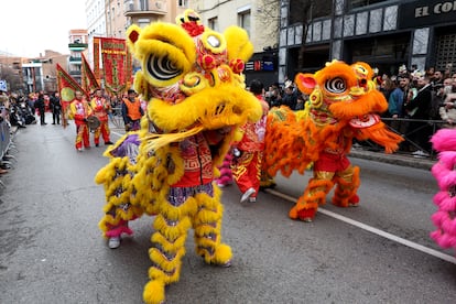 Pasacalle con leones, dragones, comparsas, carrozas y danzas chinas por el Año Nuevo Chino 2024 en Usera.