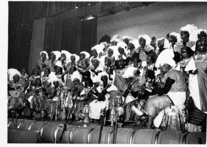 El coro mixto Watussi con el que Adela del Moral (la autora de la música e impulsora de este coro desde principios de los 80) consiguió el primer premio en su modalidad. Del Moral no solo tuvo mucho que ver con el éxito de este coro, también es el nombre por excelencia del comienzo de las mujeres en el carnaval gaditano.