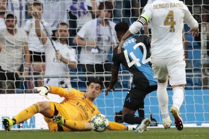 El delantero del Brujas Emmanuel Dennis marca el primer gol del partido ante el Real Madrid. 