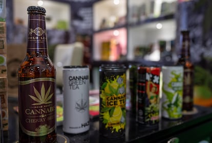 Cerveza de cannabis y otras bebidas hechas con THC, el componente psicoactivo de la planta.