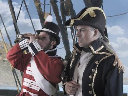 Un actor en el papel de Lord Cochrane, ante el Castell de la Trinidat de Roses, en el audiovisual que puede verse en la fortaleza.