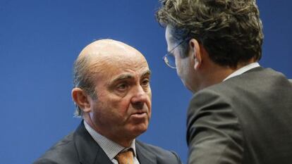 El ministro de Economía español, Luis de Guindos, habla con el presidente del Eurogrupo, Jeroen Dijsselbloem.