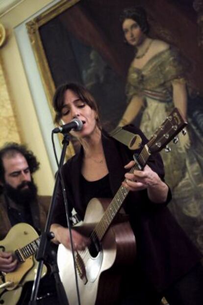 Charlie Bautista y Miren Iza, componentes del grupo Tulsa, actuando en el Museo del Romanticismo.