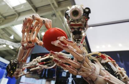 Un robot "Ecce" de Robot Studio es mostrado en la mayor feria de tecnología industrial, la Hannover Messe, en Alemania.