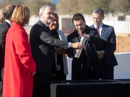 La alcaldesa de L'Hospitalet de Llobregat, Núria Marín; el alcalde de Barcelona, Jaume Collboni; y el 'president' Pere Aragonès, durante el acto de colocación de la primera piedra del la ampliación de la Fira de Barcelona en Gran Via.