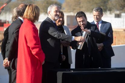 La alcaldesa de L'Hospitalet de Llobregat, Núria Marín; el alcalde de Barcelona, Jaume Collboni; y el 'president' Pere Aragonès, durante el acto de colocación de la primera piedra del la ampliación de la Fira de Barcelona en Gran Via.