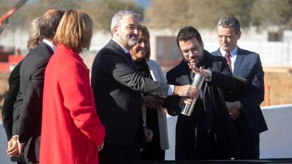 La alcaldesa de L'Hospitalet de Llobregat, Núria Marín; el alcalde de Barcelona, Jaume Collboni; y el 'president' Pere Aragonès, durante el acto de colocación de la primera piedra del la ampliación de la Fira de Barcelona en Gran Via.