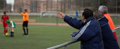 Un grupo de aficionados en un partido de fútbol base.