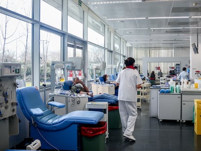 Varias personas donan sangre en el centro de transfusión de Valdebernardo, el pasado enero.