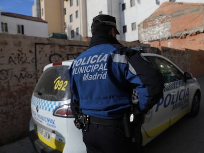 Un policía municipal patrulla por Puente de Vallecas.