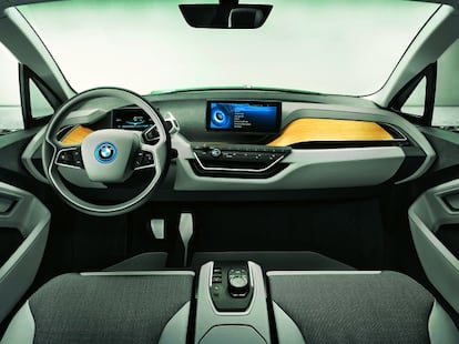 Los modelos el&eacute;ctricos de BMW se denominan &ldquo;i&rdquo;, y el i3 ser&aacute; el pionero. Tiene una carrocer&iacute;a compacta y un interior sencillo y futurista. Anuncia 170 CV para mantener la deportividad y 160 kil&oacute;metros de autonom&iacute;a. 