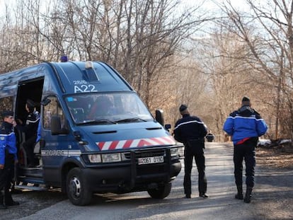 Gerdarmes franceses bloquean carreteras cercanas al lugar del accidente, a la espera de la llegad de los familiares de las v&iacute;ctimas.