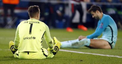 Ter Stegen y Piqu&eacute;, abatidos.
 