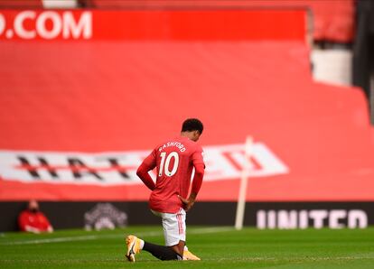 Marcus Rashford con la rodilla en el suelo en solidaridad con el movimiento Black Lives Matter.