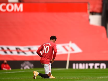 Marcus Rashford con la rodilla en el suelo en solidaridad con el movimiento Black Lives Matter.