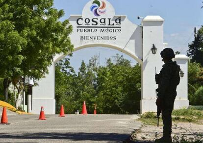 Un soldado vigila un retén a las afueras de Cosalá, Sinaloa
