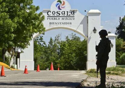 Un soldado vigila un ret&eacute;n a las afueras de Cosal&aacute;, Sinaloa