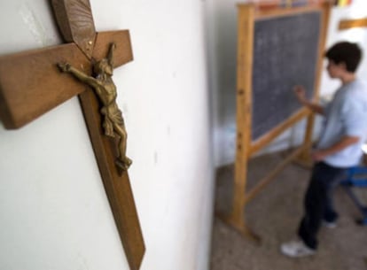 "Defendemos una escuela pública laica como garantía de los valores públicos y respeto de las creencias privadas. De ahí que, en nuestro modelo de escuela pública no quepa la integración de enseñanzas confesionales, ni en el currículo ni en el horario escolar", declara el PSOE en su programa. En la imagen, un crucifijo en una escuela.