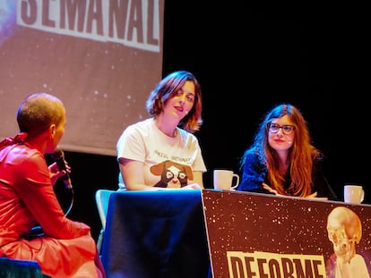 Lucía Lijtmaer e Isa Calderón entrevistan a Patricia Sornosa en el decorado de 'Deforme Semanal'.