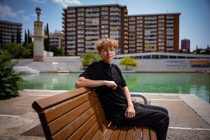 Biel Snchez, estudiante de 18 a?os de Girona, en el parque de la Espa?a Industrial de Barcelona.