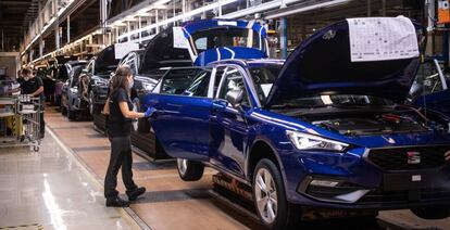 Trabajadores en la línea de montaje de la planta de Seat en Martorell (Barcelona).