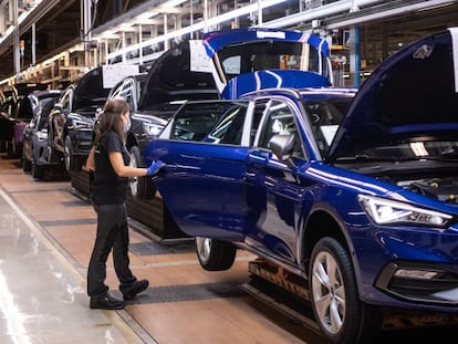 Trabajadores en la línea de montaje de la planta de Seat en Martorell (Barcelona).