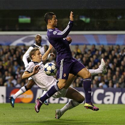 Dawson sale al paso de Cristiano Ronaldo, con Gallas al fondo.