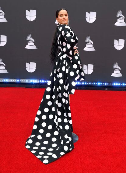 El vestido de la catalana, que forma parte de la colección primavera verano 2020 diseñada por Wes Gordon, estaba customizado para ella: si en la pasarela lo vimos en versión mini, en la alfombra roja de los Grammy Latinos era de corte asimétrico, con una característica cola para darle mayor carácter flamenco.