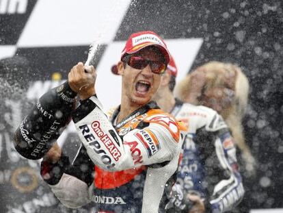 Dani Pedrosa celebra su victoria en el Gran Premio de la República Checa.