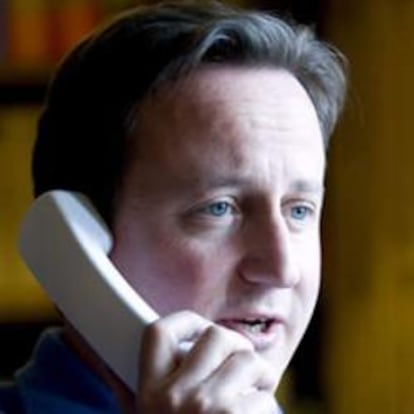 El primer ministro británico, David Cameron, habla por teléfono con el presidente de Estados Unidos, Barack Obama, desde su despacho en Chequers, Buckinghamshire (Reino Unido).