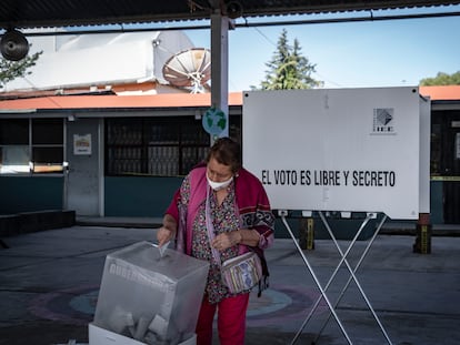 Una mujer vota en las elecciones de junio de 2022 en Huasca de Ocampo (Estado de Hidalgo).