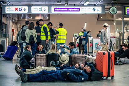 Viajeros pasan la noche en la estación de Atocha de Madrid, el 29 de abril.