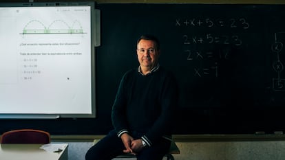 Julio Rodríguez, presidente de la Federación Española de Asociaciones de Profesores de Matemáticas, en el instituto As Barxas en Moaña (Pontevedra), en 2023.