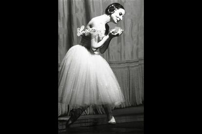 Alicia Alonso recibiendo la ovaci&oacute;n al t&eacute;rmino de su interpretaci&oacute;n de &lsquo;Giselle&rsquo; en el homenaje que le ofreci&oacute; el American Ballet Theatre. 1977. Metropolitan Opera House, Nueva York.