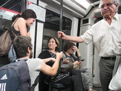 Uns ciutadans conversen amb Colau al metro de Barcelona.