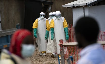 Trabajadores sanitarios en un centro de tratamiento del ébola en Beni (República Democrática del Congo).