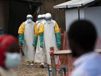 Trabajadores sanitarios en un centro de tratamiento del ébola en Beni (República Democrática del Congo).