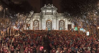 San Silvestre Valleca a su paso por la madrileña Puerta de Alcalá